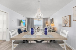 Beachfront Condo: Views, Heated Pool, Walk to Dwtn
